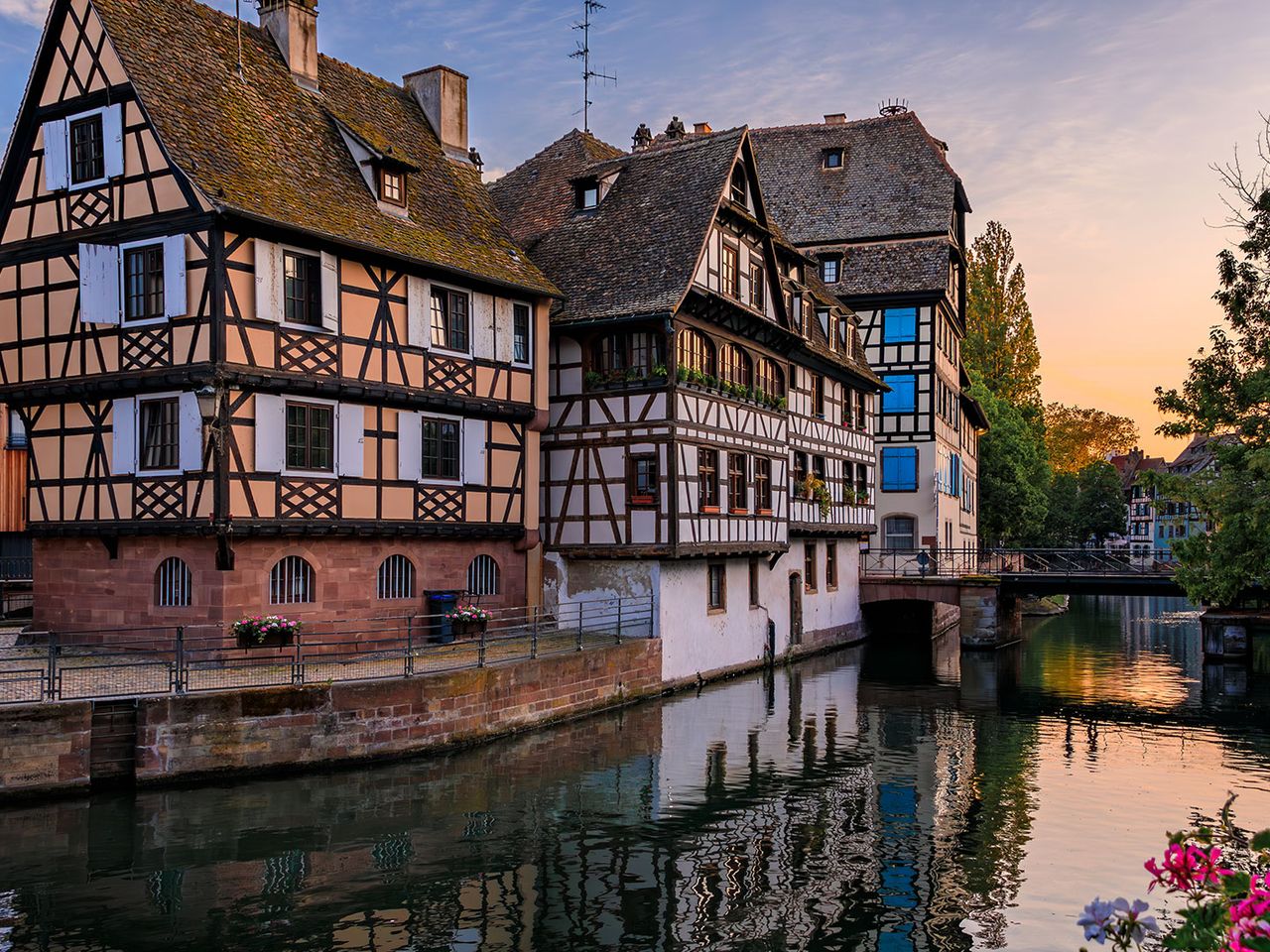 Fachwerkhäuser am Kanal im Gerberviertel Petit France in Straßenburg