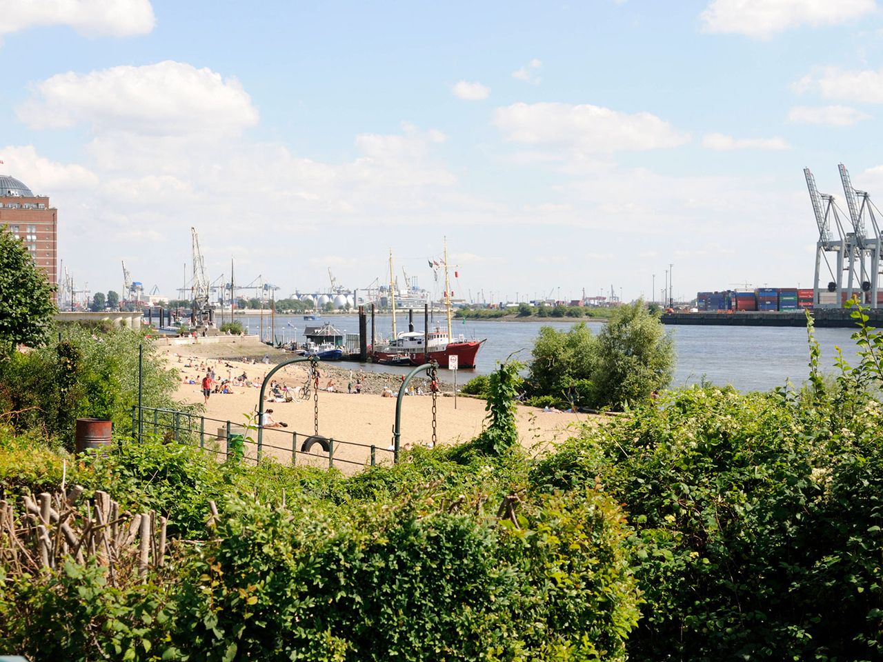 Blick von Övelgönne auf den Elbstrand