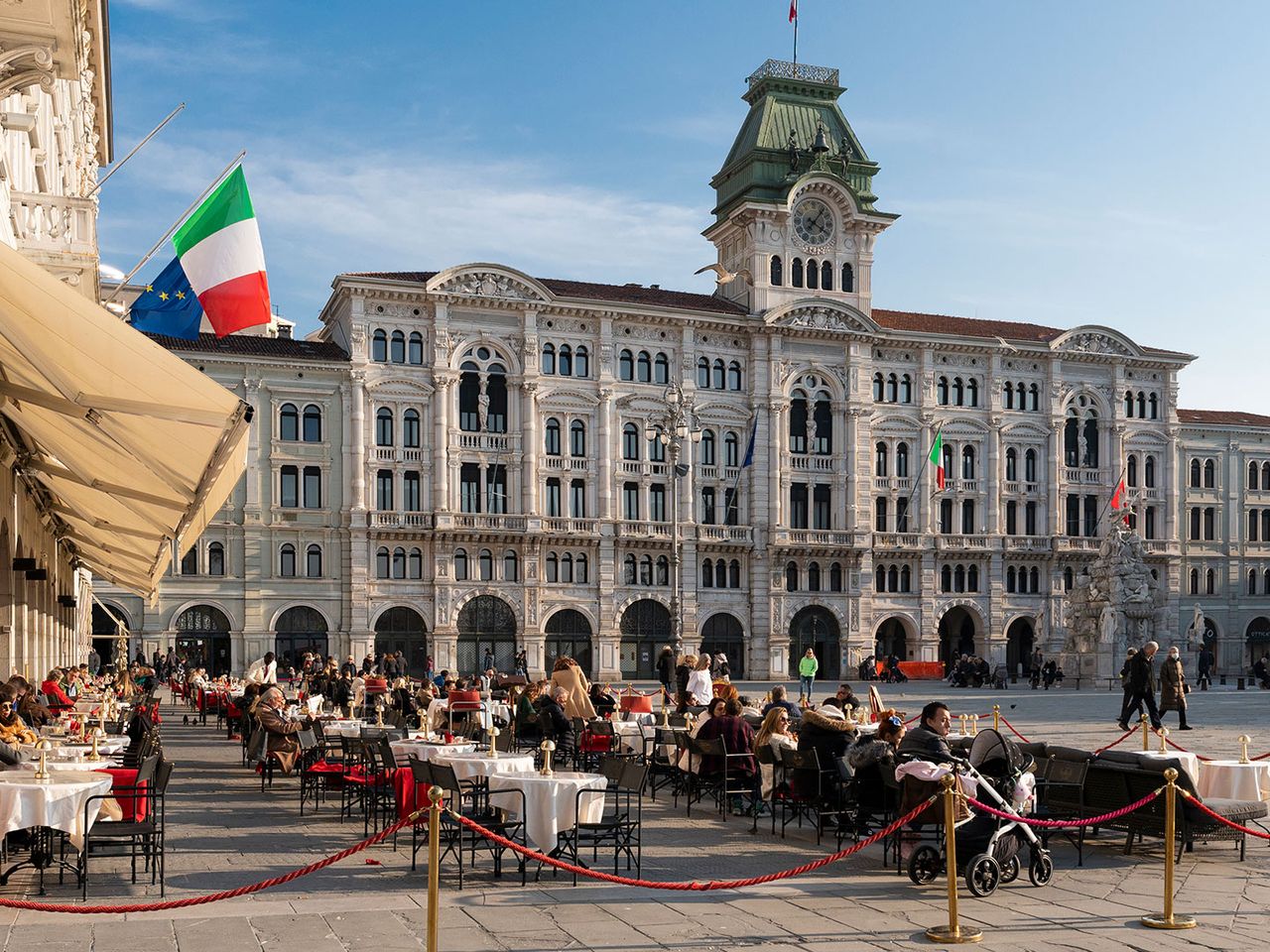 Gäste sitzen vorm Caffè degli Specchi auf der Piazza dell’Unita d’Italia, Triest