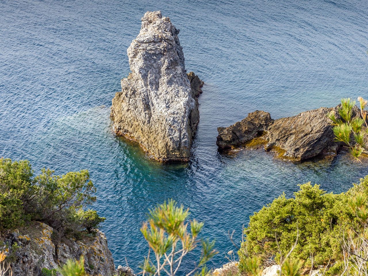 Île de Porquerolles, Blick auf Felsen im Wasser