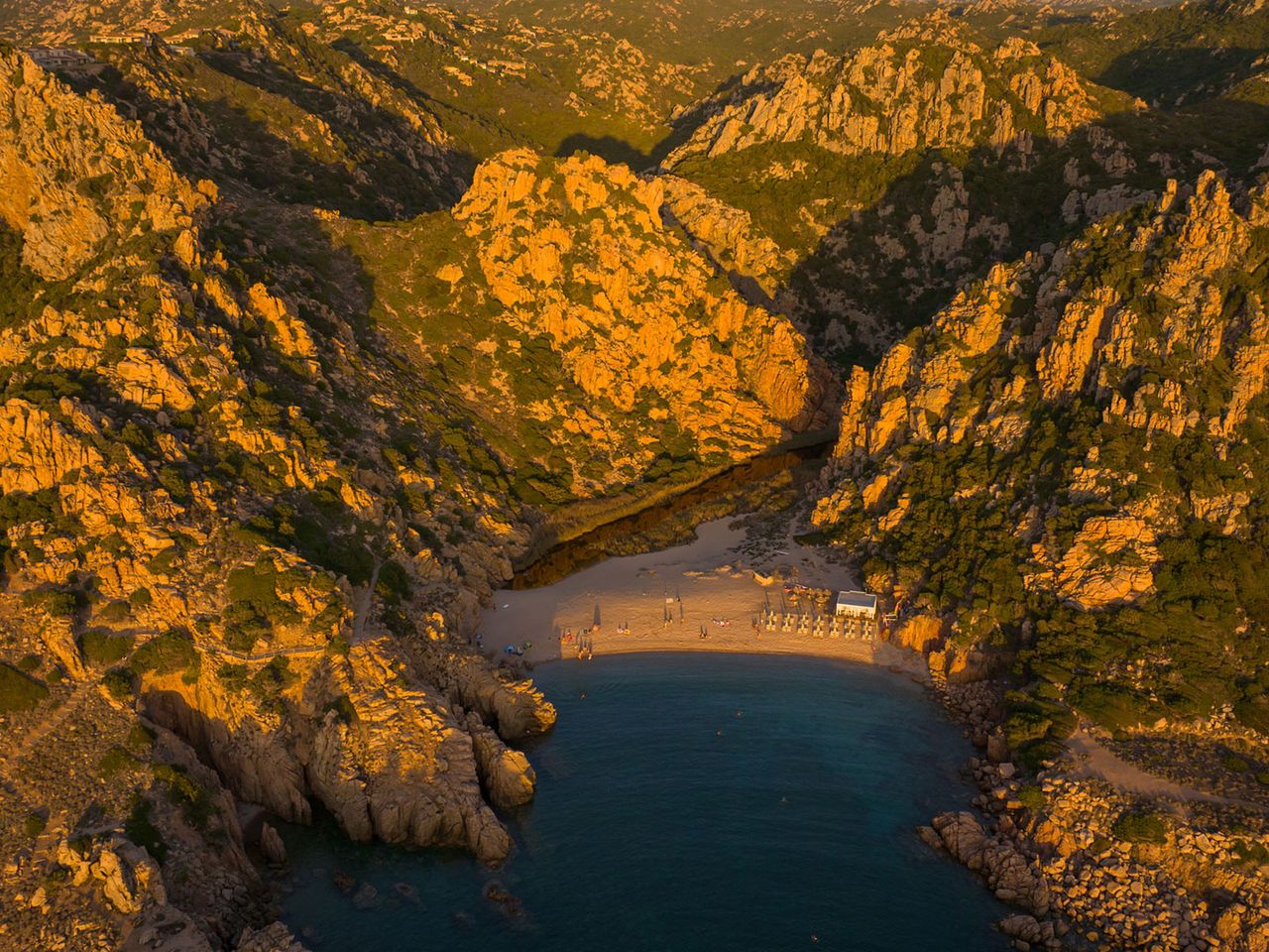 Blick auf den Strand Li Cossi und seine Klippen