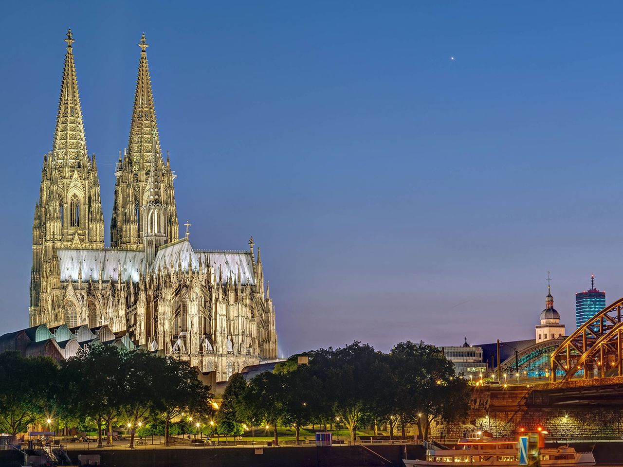 erleuchteter Kölner Dom und Teil der Hohenzollernbrücke
