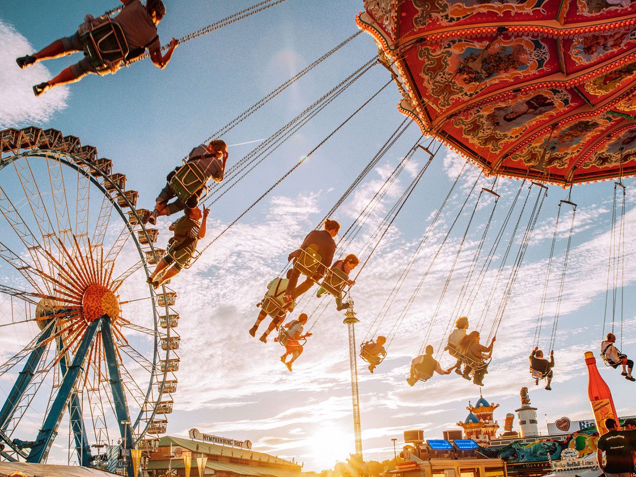 Riesenrad und Karussell auf dem Oktoberfest in München