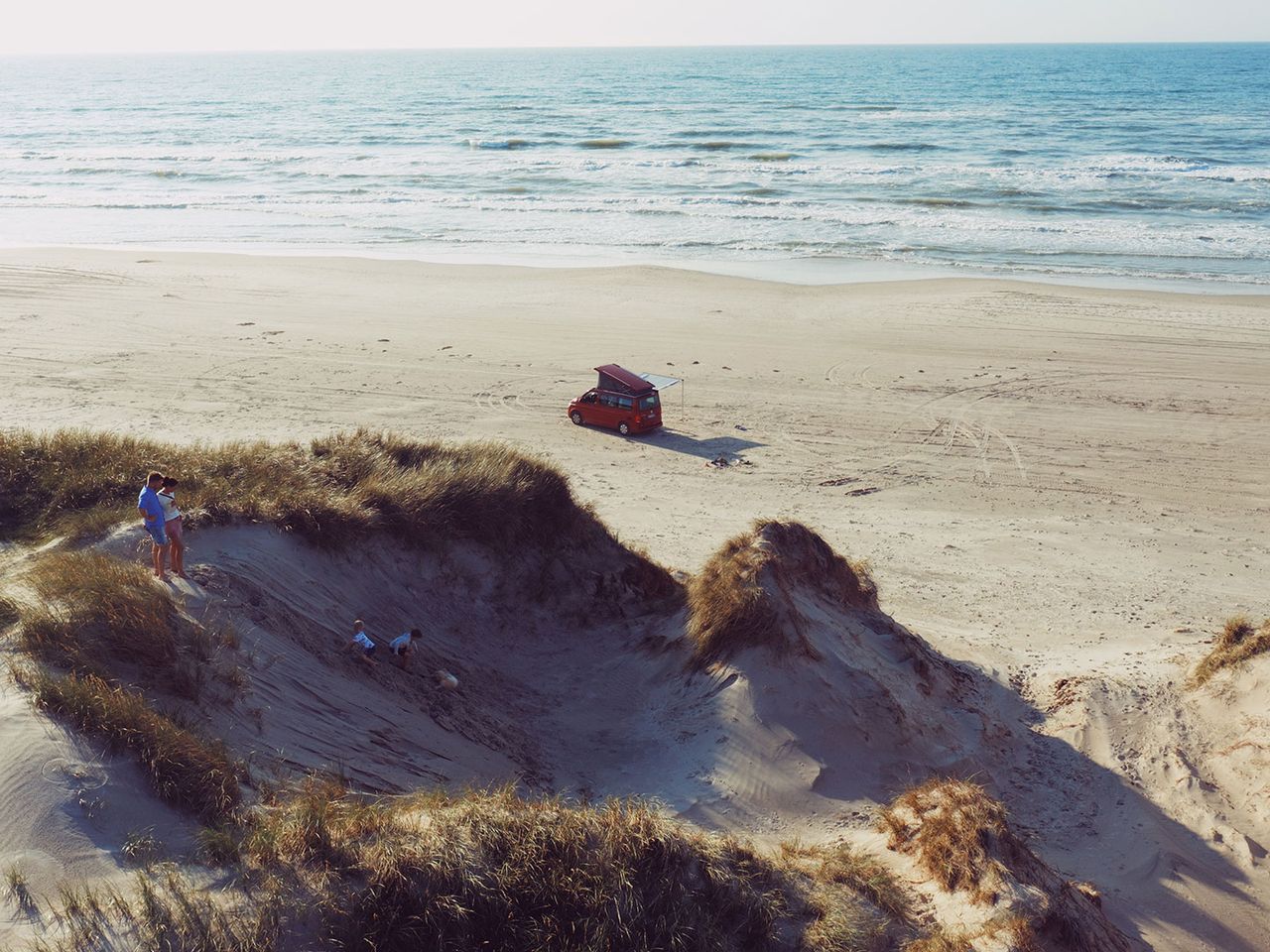 Campervan und Familie mit Kindern am Blokhus Strand, Dänemark