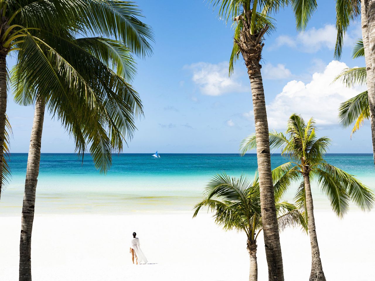 Türkisfarbenes Wasser am White Beach auf Boracay