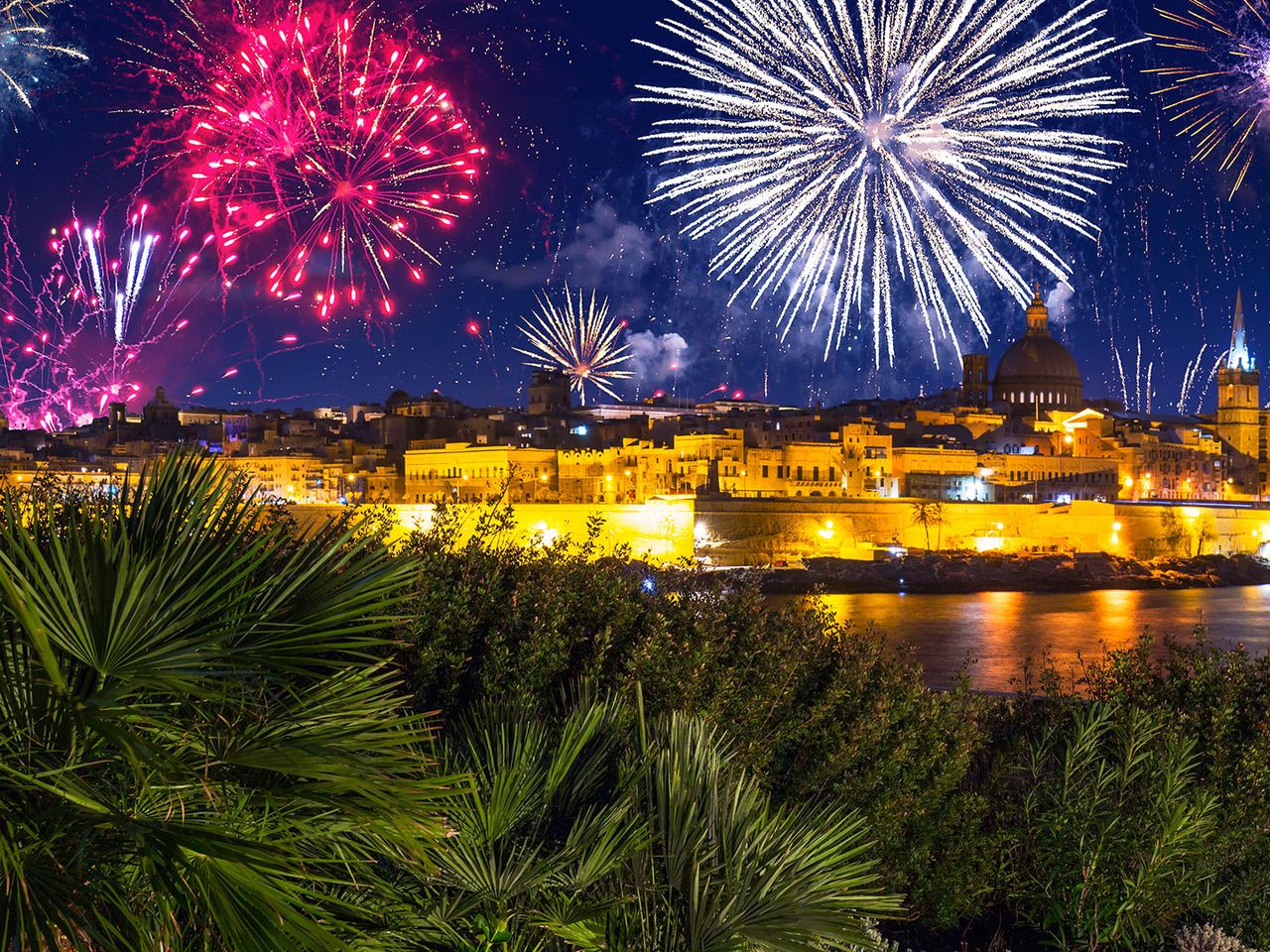 Feuerwerk über dem Hafen von Valletta, Silvester