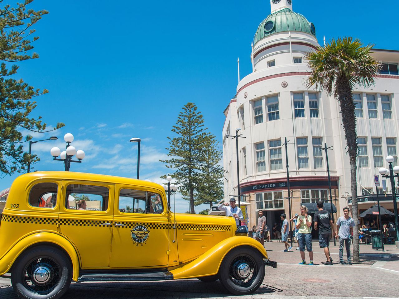 Oldtimer vor dem T & G Building in Napier