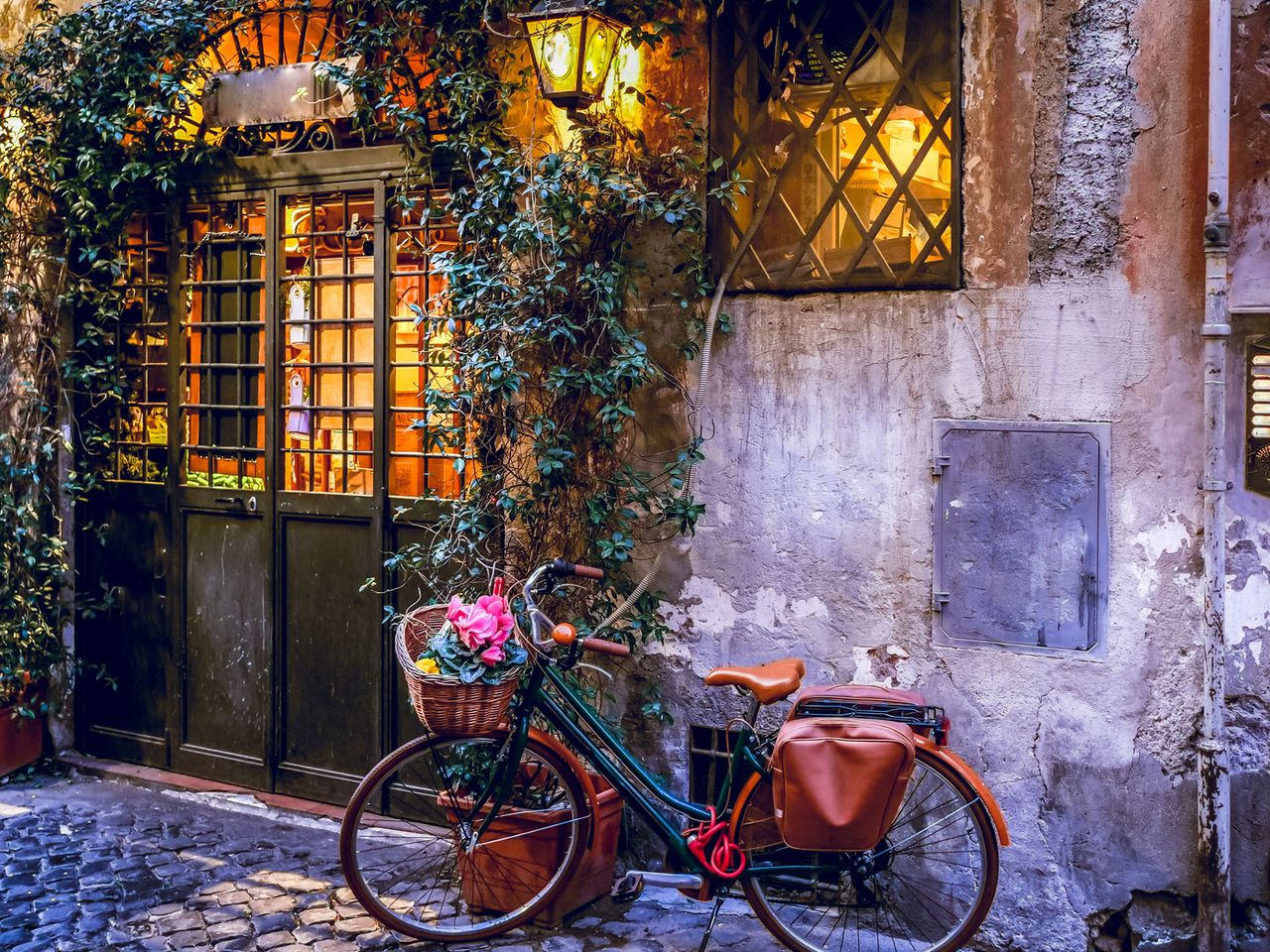 Fahrrad lehnt an Häuserwand in Trastevere, Rom
