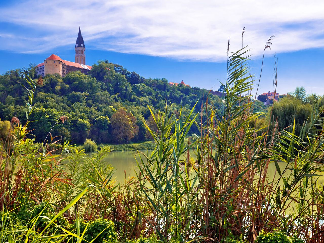 Blick auf Ilok mit Kirche und Umgebung
