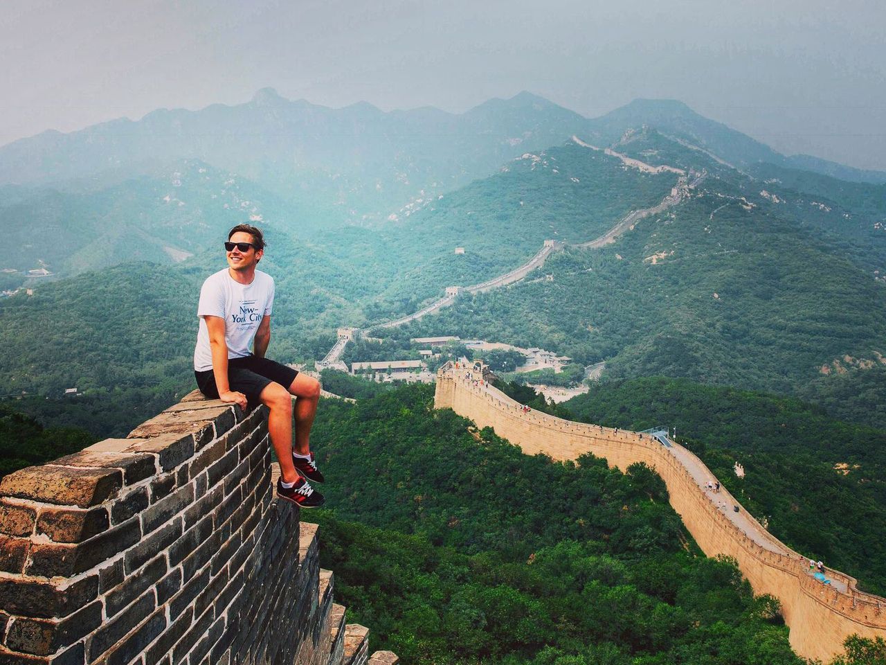 Josh Cahill sitzt auf der Chinesischen Mauer