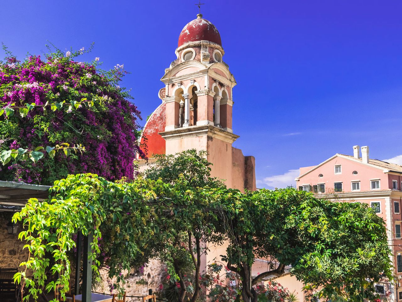 Kirche und Häuser in Korfu-Stadt
