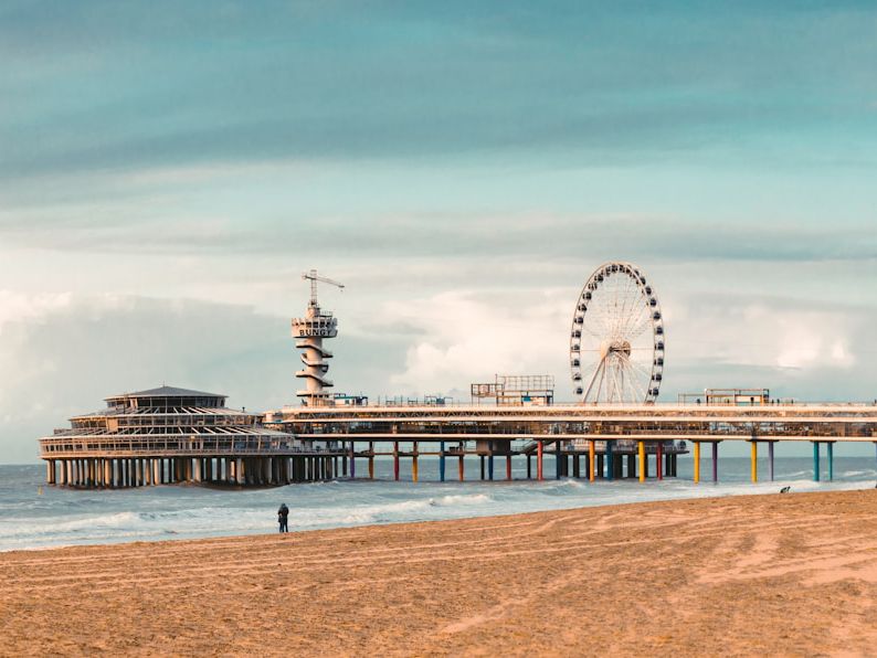 Pier mit Riesenrad in Scheveningen, Den Haag, Niederlande
