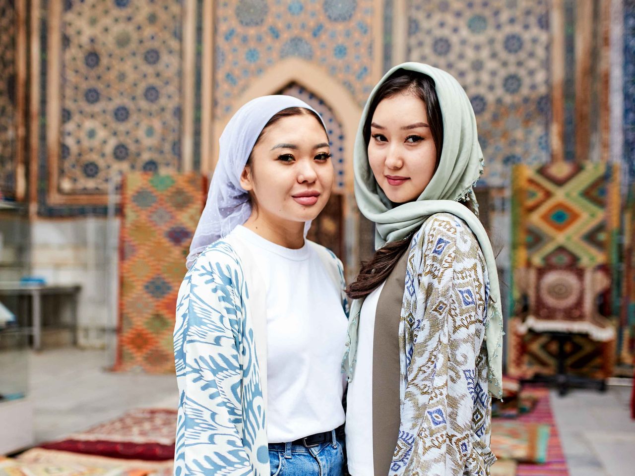 Zwei Studentinnen auf dem Registan-Platz in Samarkand, Usbekistan