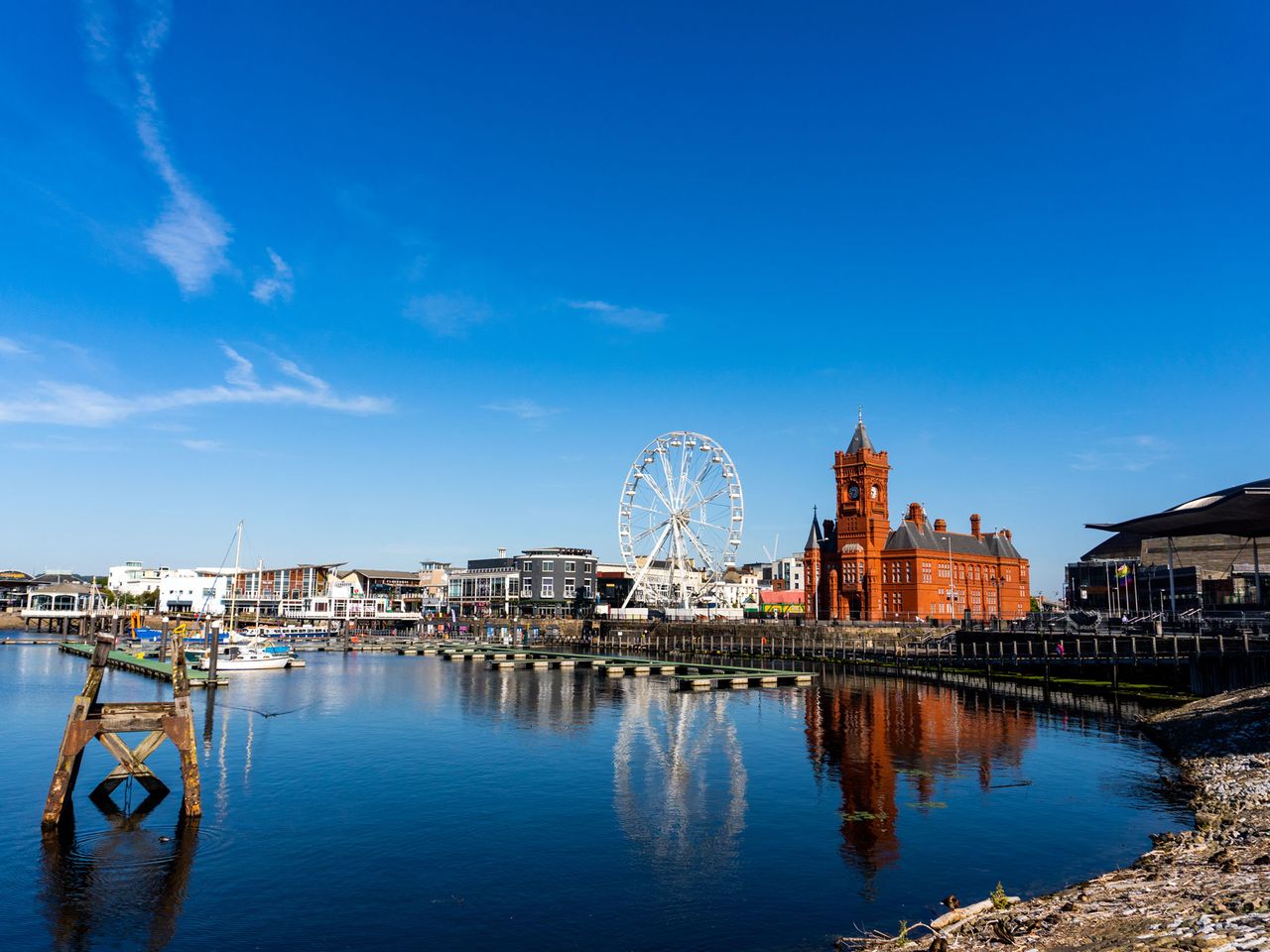 Blick auf Cardiff mit seinem Riesenrad