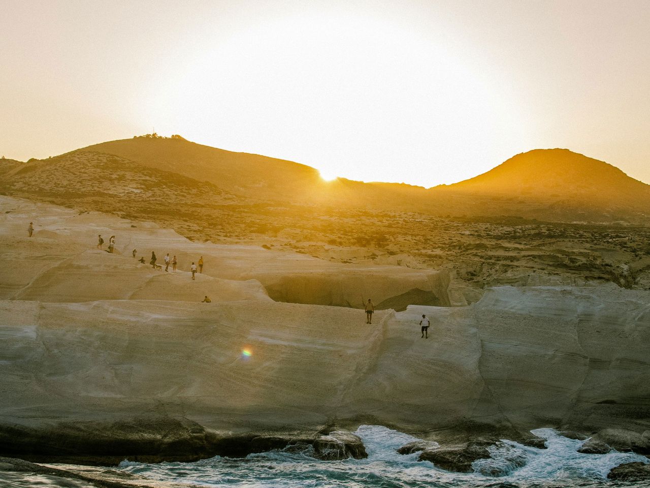 Sarakiniko Beach auf Milos beim Sonnenuntergang