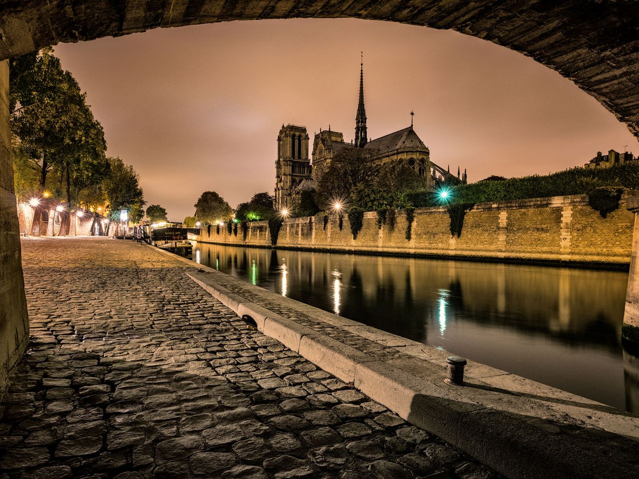 Blick auf die Seine und die Kathedrale Notre Dame aus einem Tunnel, Paris