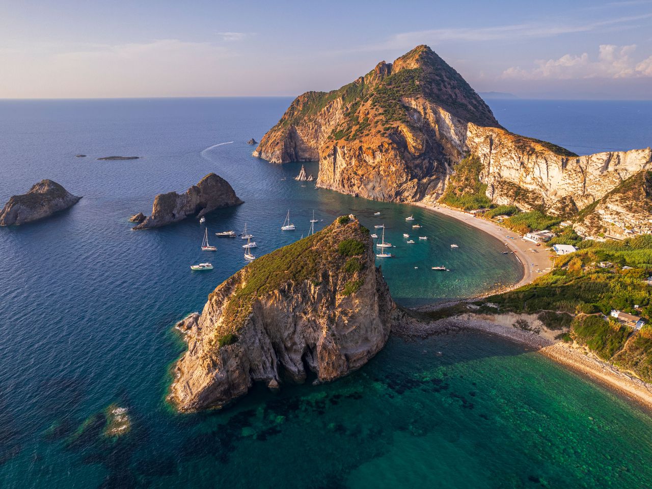 Blick von oben auf Küste von Palmarola, Italien