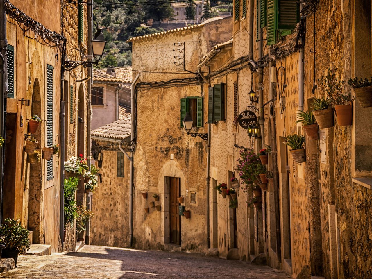Stimmungsvolle Gassen in Valldemossa, Mallorca