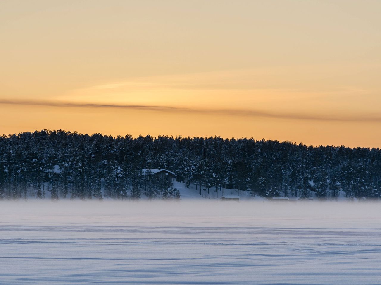 Verschneites Jukkasjärvi in Schweden