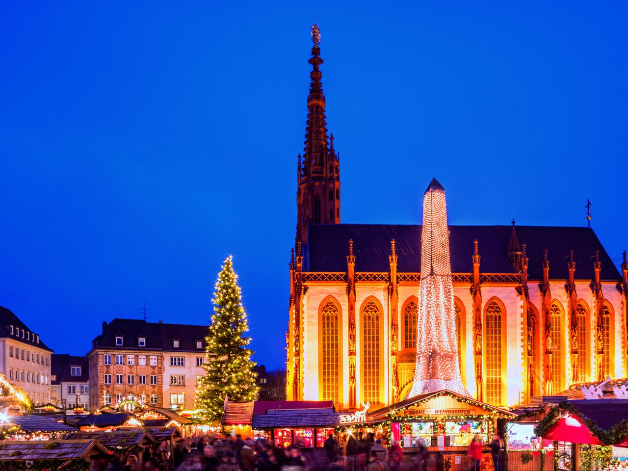 Blick auf den Weihnachtsmarkt in Würzburg mit der gotischen Marienkapelle