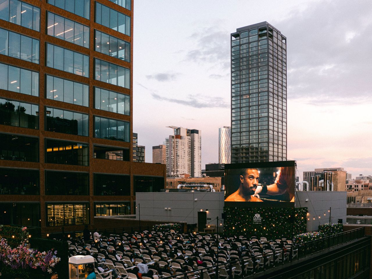 Dachterrasse des The Emily Hotels in Chicago, Film läuft auf Leinwand