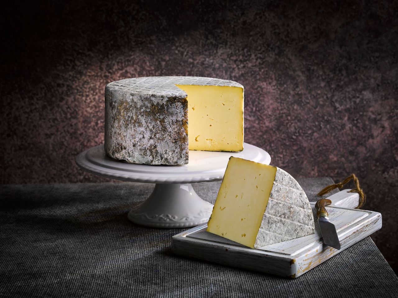 Rustikaler Schnittkäse im Anschnitt