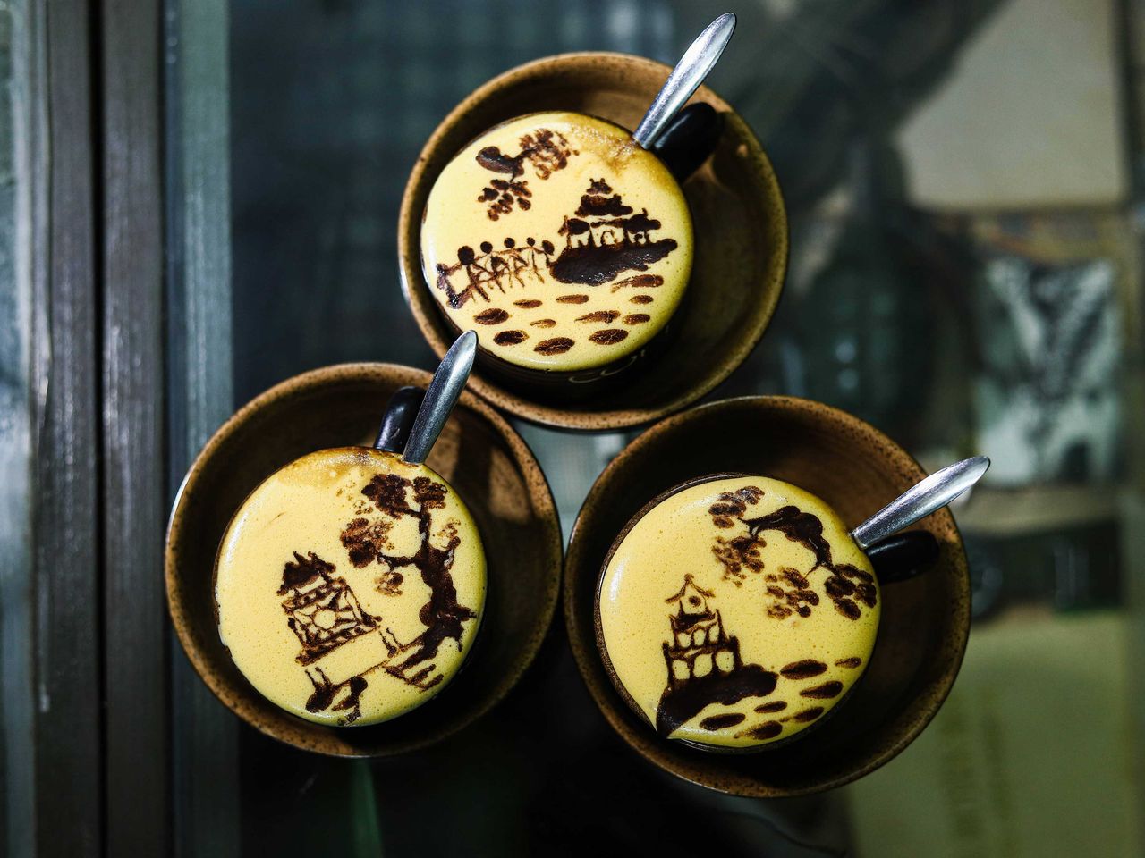 Drei Tassen Eierkaffee von oben, Hanoi (Vietnam)