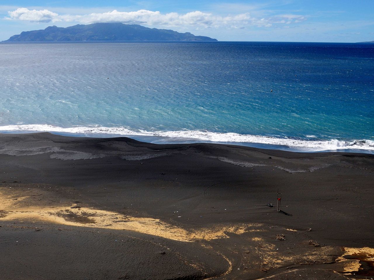 schwarzer Lavastrand auf der Insel Fogo, Kapverden