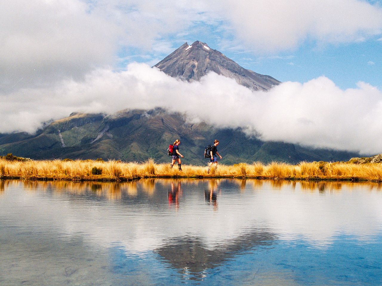 Wanderer vorm Mount Taranaki, Neuseeland
