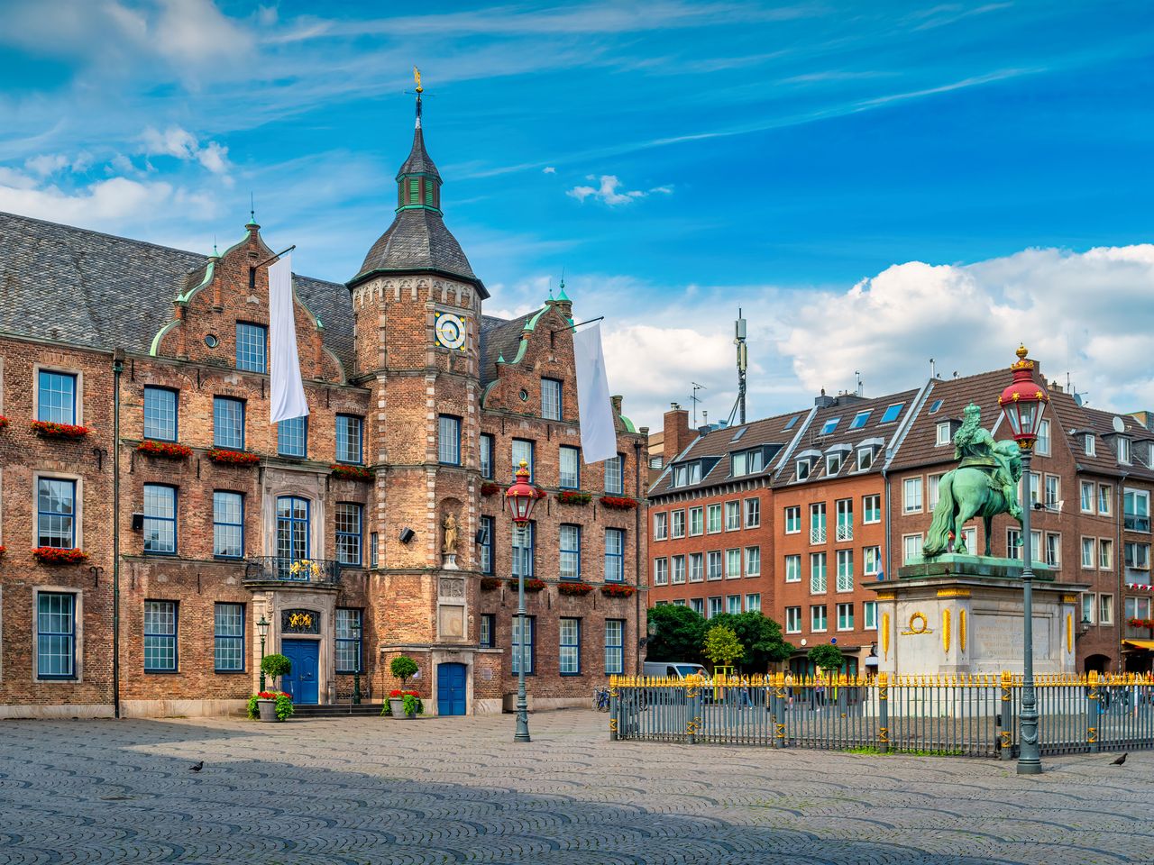 Altstadt von D&uuml;sseldorf mit dem Rathaus