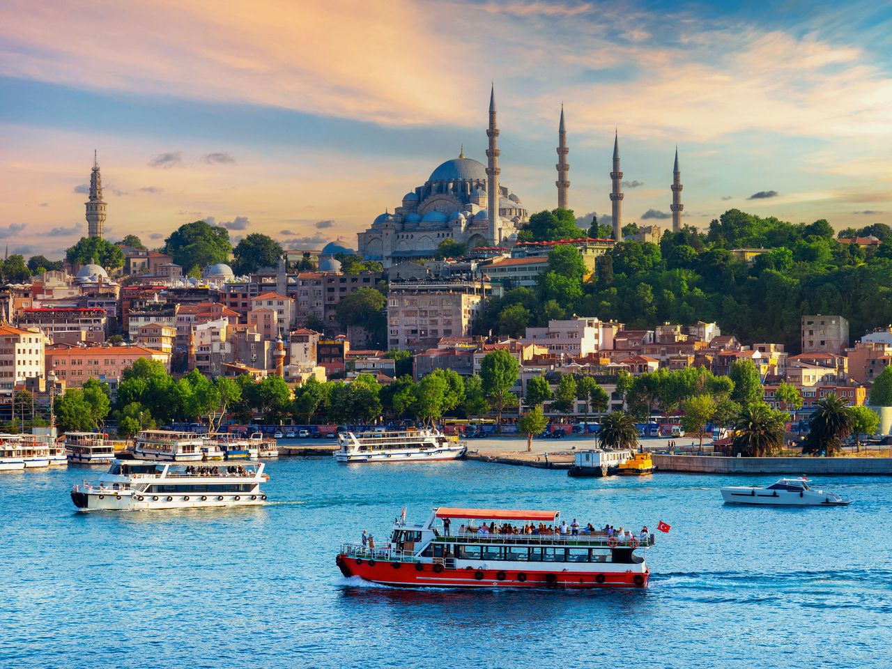 Blick vom Meer aus auf Istanbul