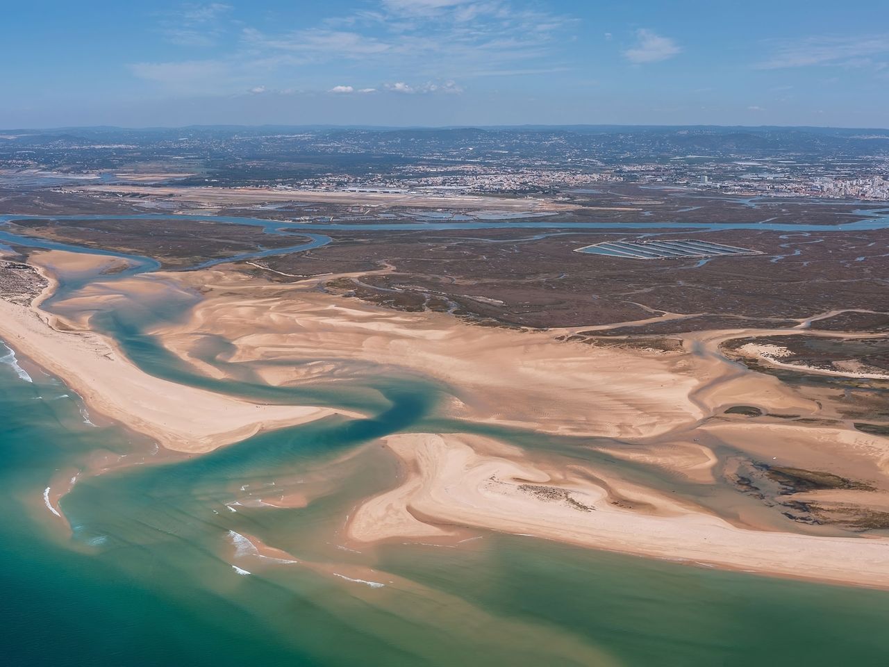 Blick von oben auf Praia de Faro und Rio Formosa
