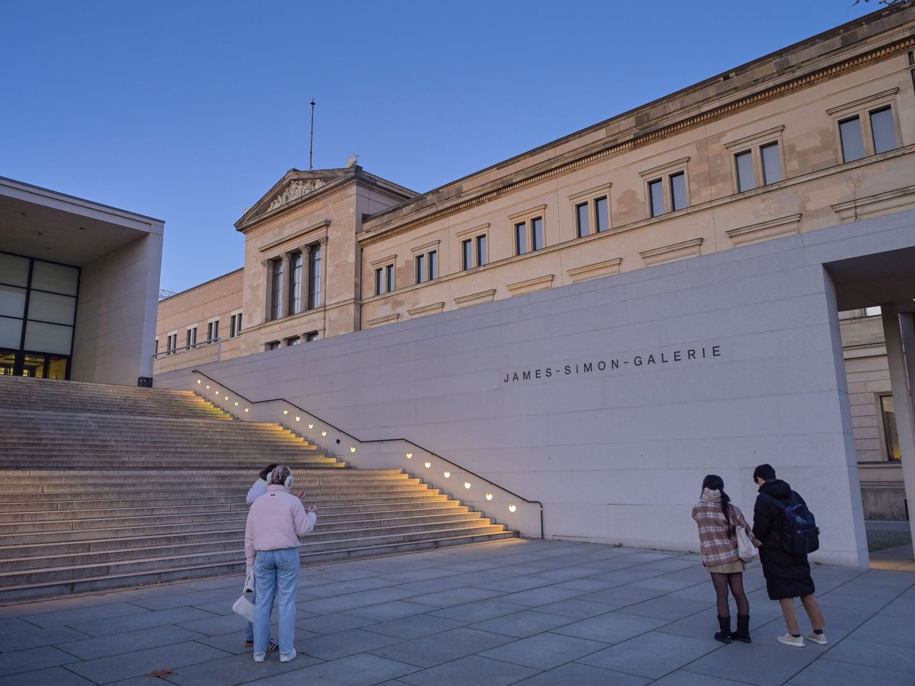 Blick von der James-Simon-Galerie (dem Besucherzentrum der Museumsinsel) hin zum Neuen Museum