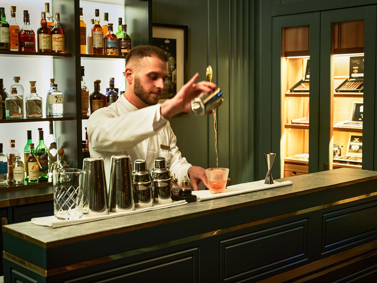 Barkeeper mixt Drink in der Elephant Bar des Hotel Adlon, Berlin