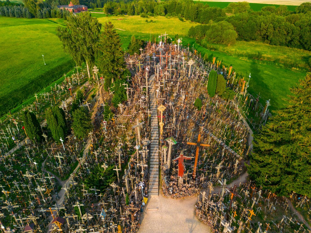 Luftaufnahme Berg der Kreuze in Litauen