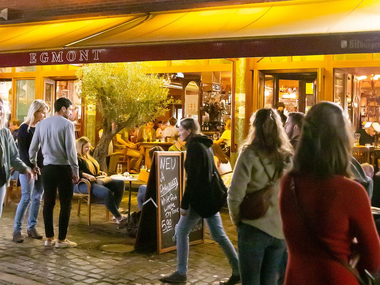 Egmont, Café in Aachen, am Abend