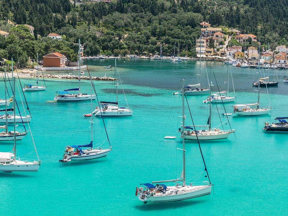 Boote in einer Lagune auf der griechischen Insel Paxos