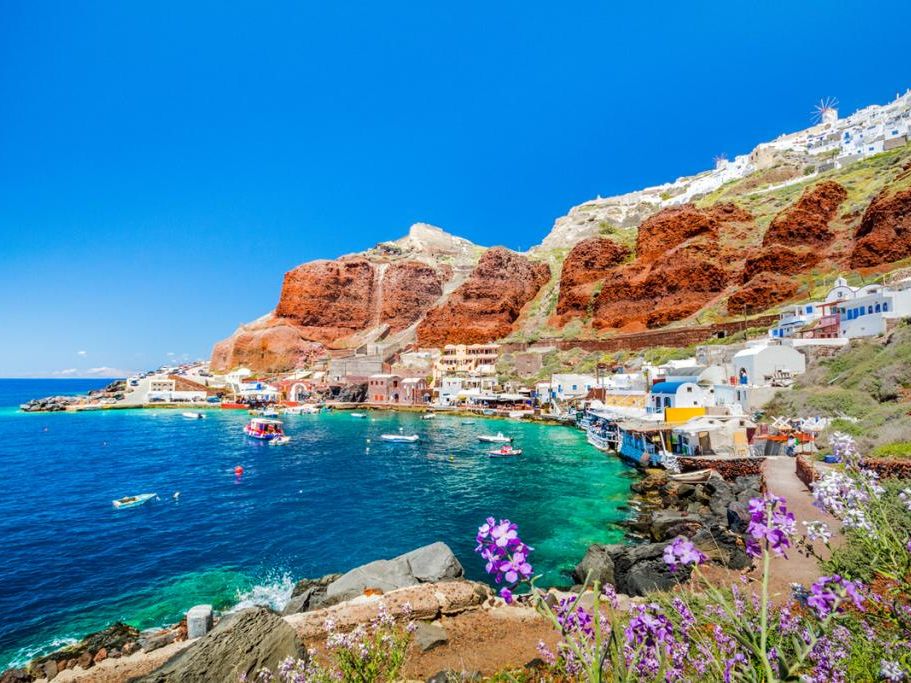 Blick auf den Ammoudi-Strand auf Santorini
