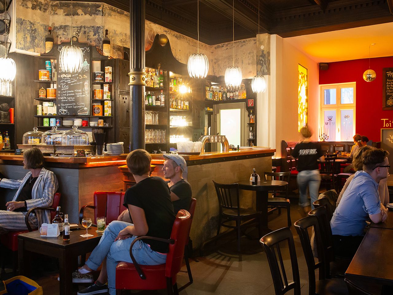 Personen sitzen an Tischen im Lübecker Café Tonfink