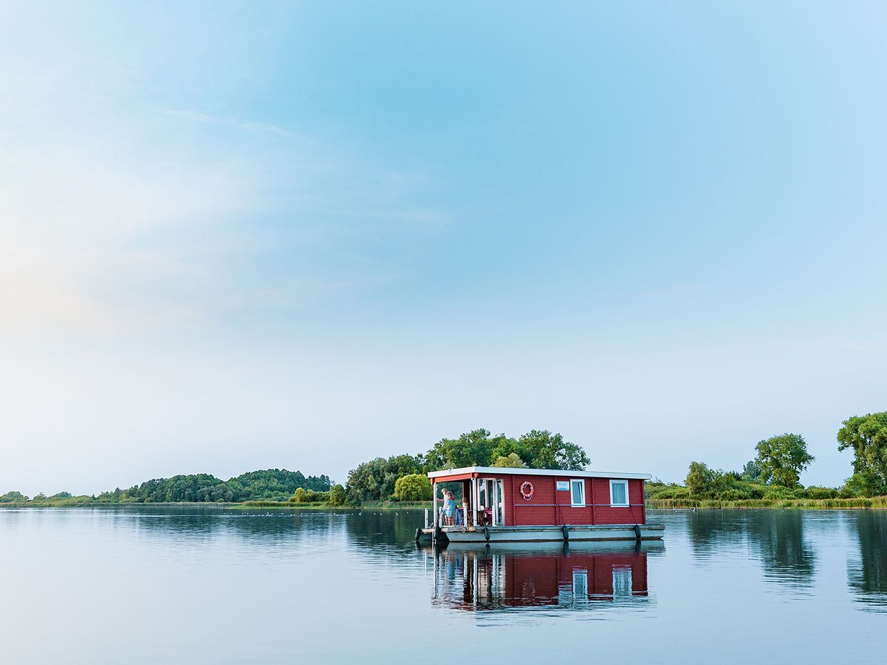 Mecklenburgische Seenplatte: Floß auf der Müritz bei blauem Himmel