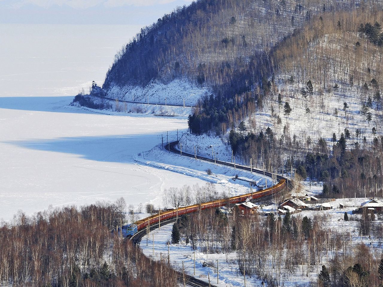 Zarengold Sonderzug am winterlichen Baikalsee