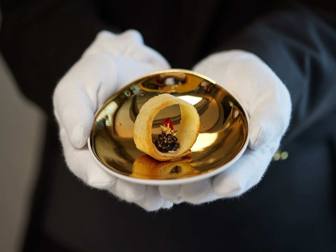 Butler bringt Kaviar-Delikatesse