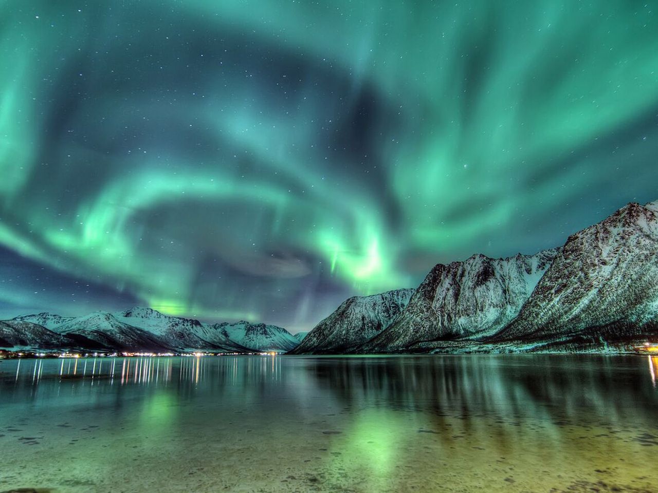 Norwegen, Polarlichter am Abend spiegeln sich im Wasser