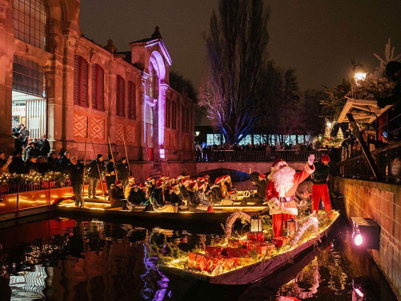 Weihnachtsmarkt in Colmar, Weihnachtsmann mit Boot auf der Lauch
