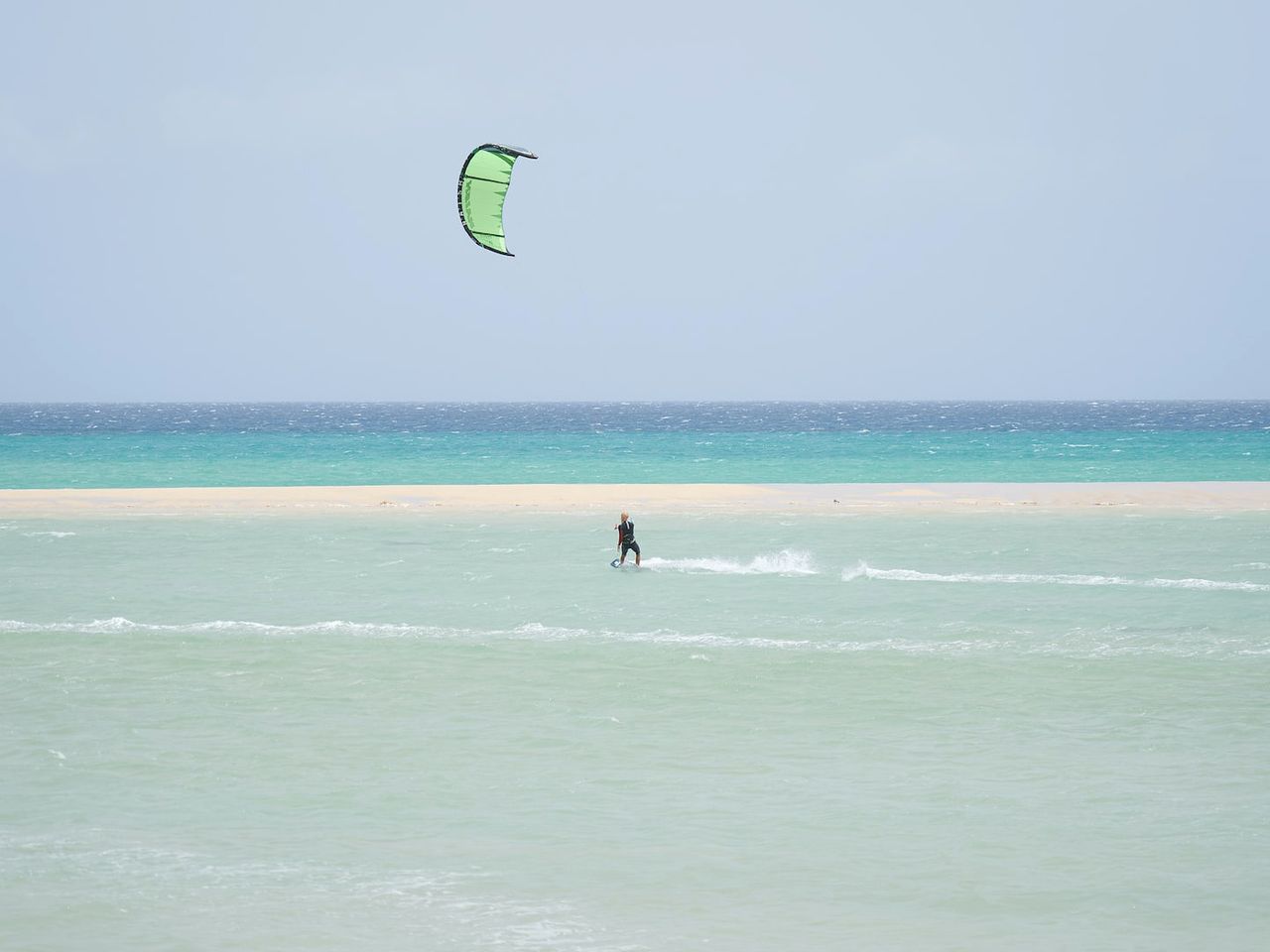 Kitesurfer:innen am Strand von Sotavento
