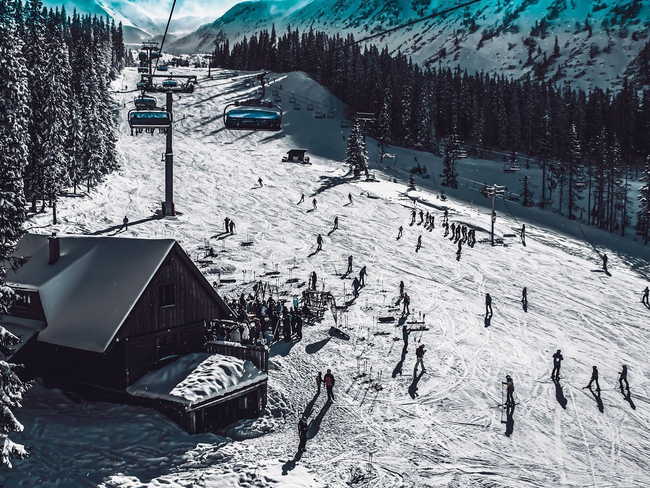 Courchevel in den französischen Alpen, Skilift und Hütte