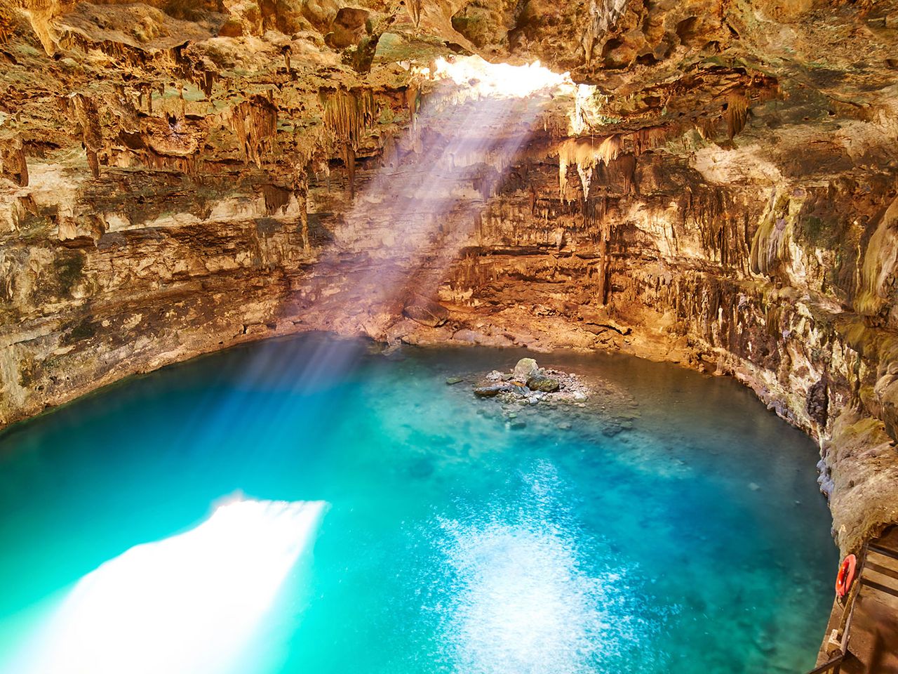 Sonne scheint in die Cenote Samulá, Naturpool in Mexiko