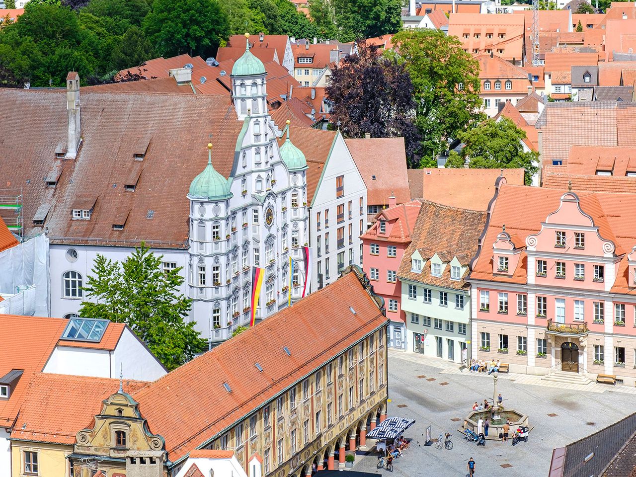 Blick auf das Rathaus von Memmingen im Allgäu