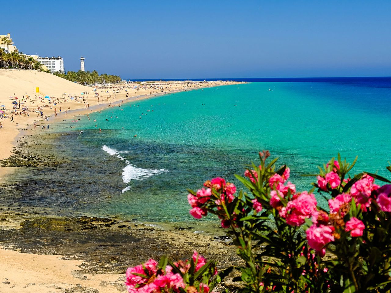 Playa de Morro Jable mit Leuchtturm im Hintergrund