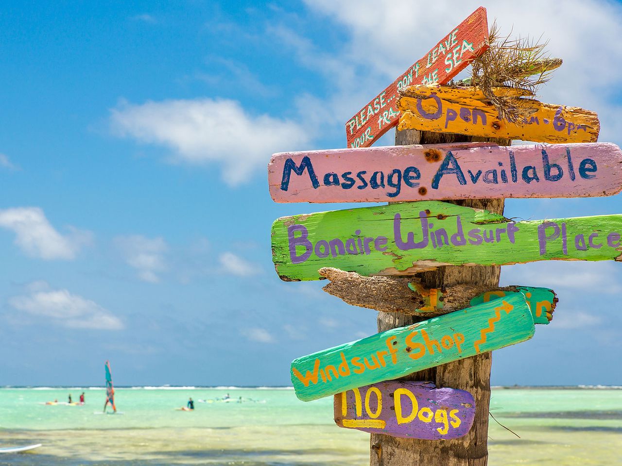 Wegweiser auf Bonaire am Meer